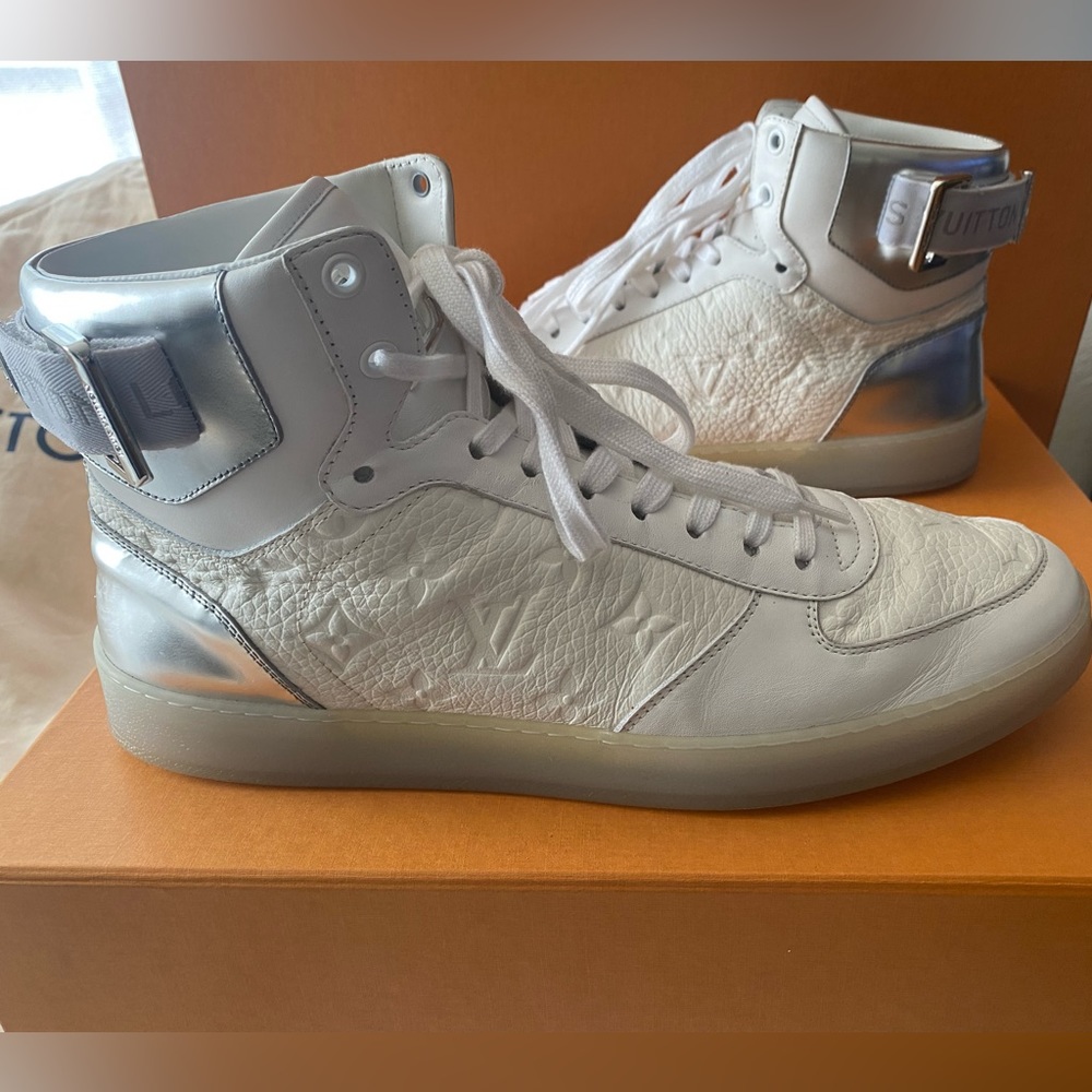 Louis Vuitton Rivoli Sneaker Boots white Monogram Empreinte leather/iridescent.